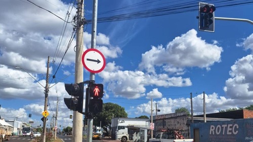 Novo semáforo entra em operação no Jardim Aeroporto
