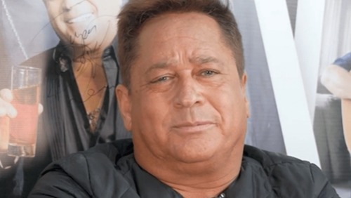 Leonardo explica presente inusitado para neta: "Só tinha esses bezerros"