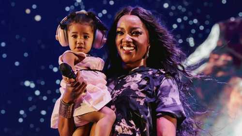 Iza revela sofrimento com amamentação da filha: "Me senti menos mãe"