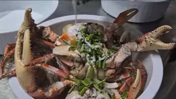 Turista em Maceió (AL) morre após comer caranguejo