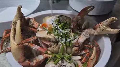 Turista em Maceió (AL) morre após comer caranguejo
