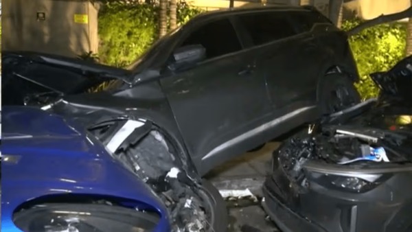 Motorista de Porsche embriagado bate em carros estacionados em SP