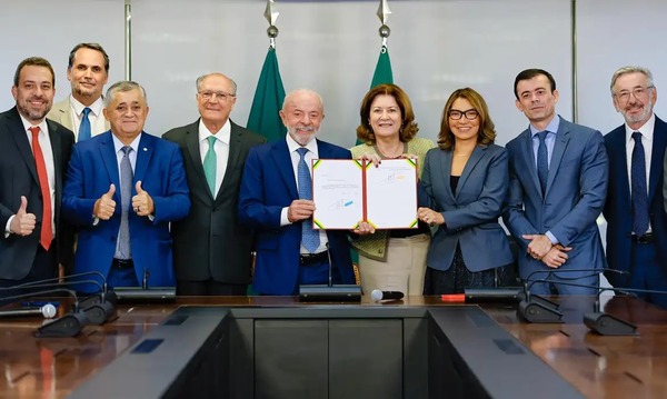 Lula assina Medida Provisória que zera imposto da 'taxa das blusinhas' a cinco meses da eleição