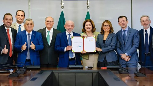 Lula assina Medida Provisória que zera imposto da 'taxa das blusinhas' a cinco meses da eleição