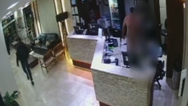 Homem nu é preso após agredir funcionários de hotel em Campo Grande (MS)