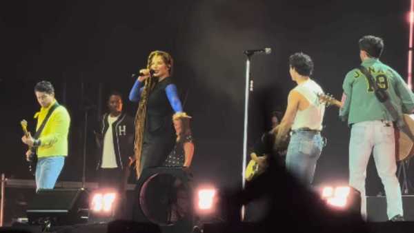 Vanessa da Mata sobe ao palco e canta 'Boa Sorte' com Jonas Brothers em SP