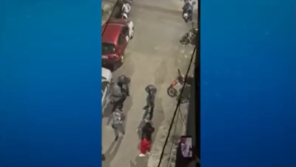 PM agride homem desarmado durante abordagem policial em comunidade de SP