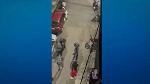 PM agride homem desarmado durante abordagem policial em comunidade de SP