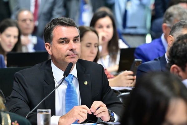 PF apura se pagamento de Vorcaro a Flávio bancou Eduardo Bolsonaro nos EUA