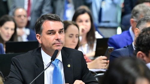 PF apura se pagamento de Vorcaro a Flávio bancou Eduardo Bolsonaro nos EUA