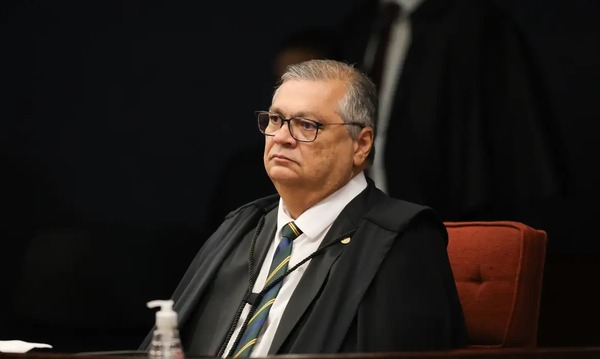 Dino abre apuração sobre emendas parlamentares para produtora do filme de Bolsonaro