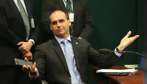 Contratos ligam Eduardo Bolsonaro à gestão financeira de filme sobre o pai