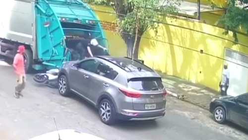 Vídeo: motoqueiro voa e cai dentro de caminhão de lixo em São Paulo