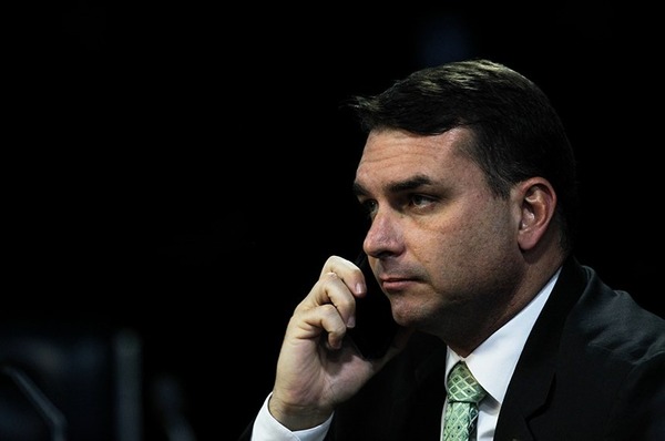 Flávio Bolsonaro confirma que encontrou Vorcaro após 1ª prisão de banqueiro