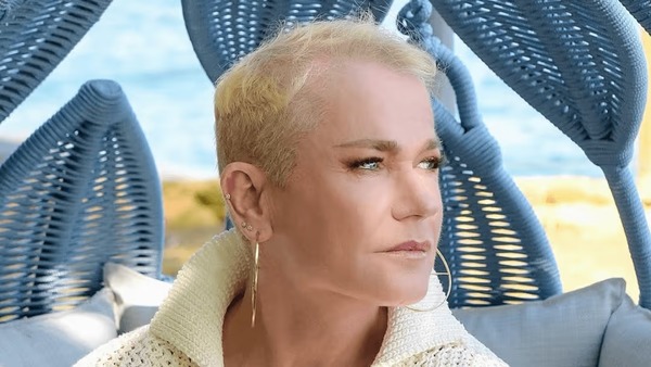 Xuxa fala sobre transplante capilar após alopecia: "Me fazia muito mal"
