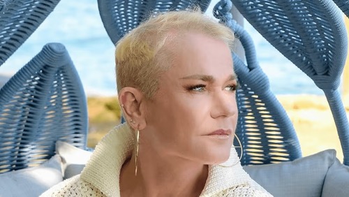 Xuxa fala sobre transplante capilar após alopecia: "Me fazia muito mal"