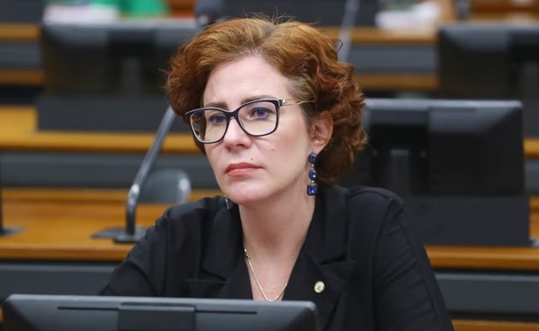 Justiça manda penhorar bens de Zambelli por uso indevido de foto de Boulos