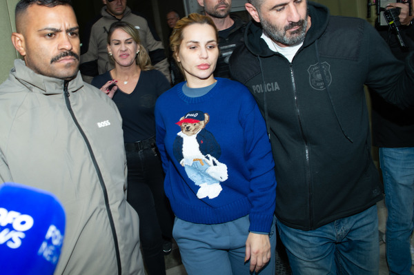 Deolane Bezerra é fotografada deixando DHPP com suéter de 5 mil reais