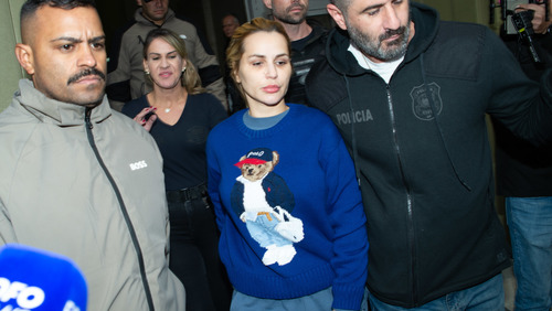 Deolane Bezerra é fotografada deixando DHPP com suéter de 5 mil reais