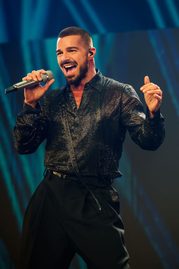Ricky Martin interrompe show após palco ser atingido por gás lacrimogênio