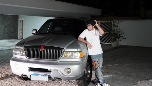 Filho de Gugu mostra carro dos anos 2000 avaliado em R$ 100 mil: 'Favorito'