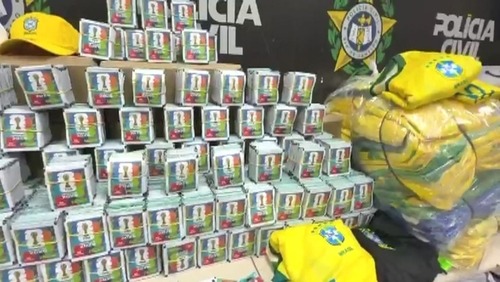 Polícia apreende 200 mil figurinhas falsas do álbum da Copa de 2026 no RJ