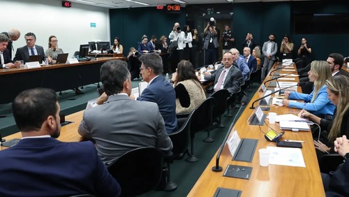 Pedido de vista adia votação da PEC do fim da escala 6X1