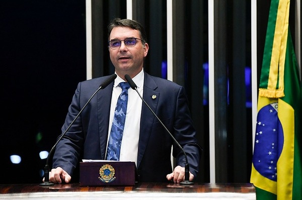 Convite para encontro entre Trump e Flávio teria partido da Casa Branca