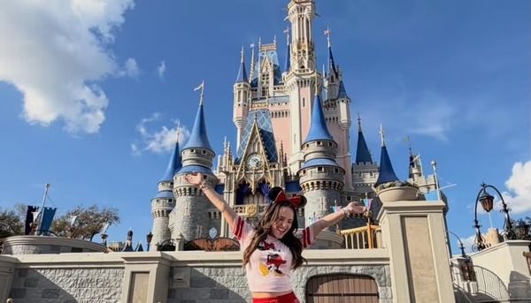 Larissa Manoela tem passe VIP para entrar na Disney; entenda
