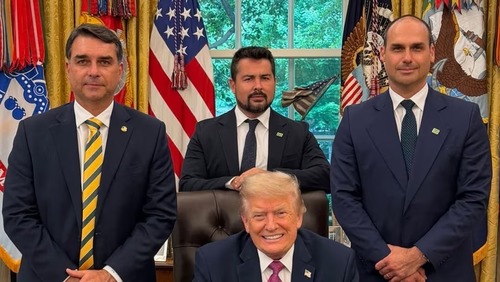 Eduardo Bolsonaro rebate acusação de IA em foto com Trump na Casa Branca