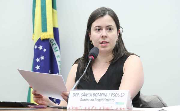 Após votação, Sâmia Bomfim entrega óleo de peroba para Nikolas Ferreira