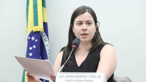 Após votação, Sâmia Bomfim entrega óleo de peroba para Nikolas Ferreira