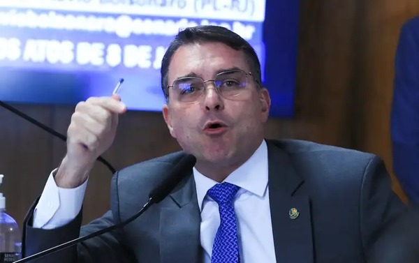 Flávio Bolsonaro responde Lula e diz que 'soberania é o povo livre'