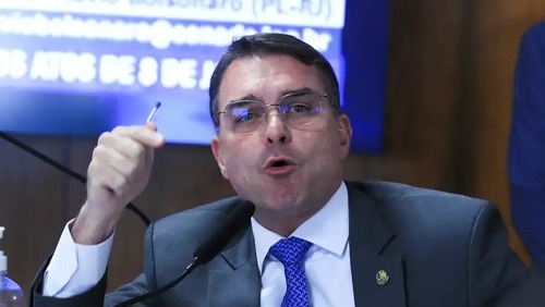 Flávio Bolsonaro responde Lula e diz que 'soberania é o povo livre'