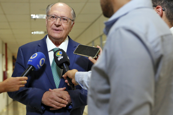 Alckmin chama de 'factoide' medida dos EUA e critica 'clã Bolsonaro'
