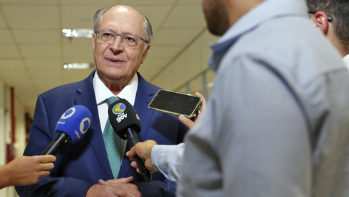 Alckmin chama de 'factoide' medida dos EUA e critica 'clã Bolsonaro'