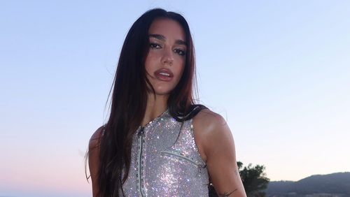 Dua Lipa e Callum Turner se casam em cerimônia secreta em Londres