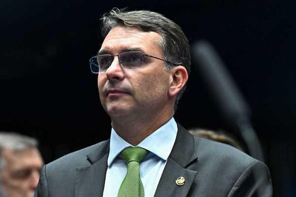 Flávio nega uso de verba pública em filme sobre Jair Bolsonaro
