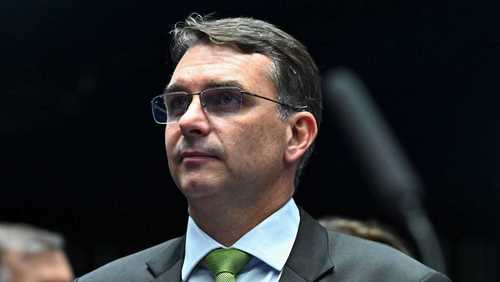 Flávio nega uso de verba pública em filme sobre Jair Bolsonaro