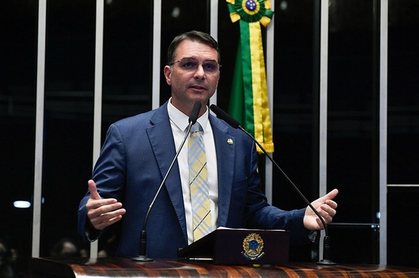 Flávio Bolsonaro diz ter pedido a Trump que não aplicasse tarifas ao Brasil