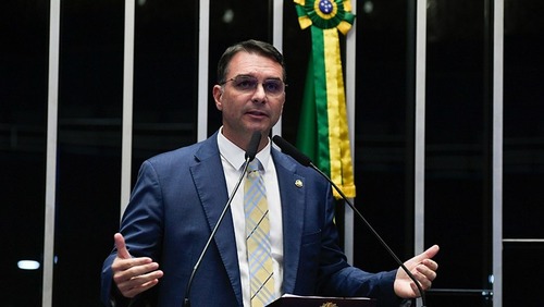 Flávio Bolsonaro diz ter pedido a Trump que não aplicasse tarifas ao Brasil