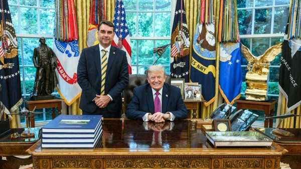 Trump elogia Flávio Bolsonaro: “Jovem inteligente que ama seu país”