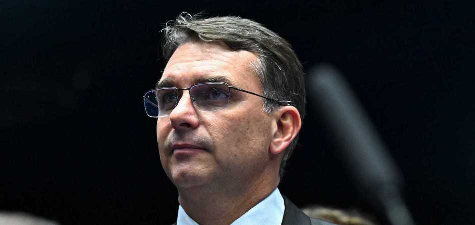 Flávio vai denunciar Lula ao STF por chamar família Bolsonaro de 'traidora'