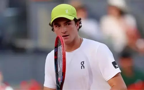 João Fonseca luta, mas dá adeus a Roland Garros após revés para Mensik