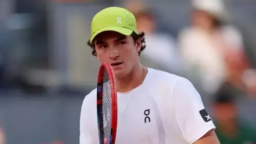 João Fonseca luta, mas dá adeus a Roland Garros após revés para Mensik