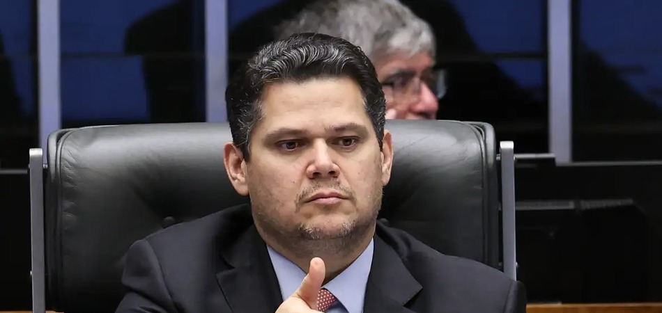 Alcolumbre sugere “melhorar” 6x1 e quer passar PEC por comissões