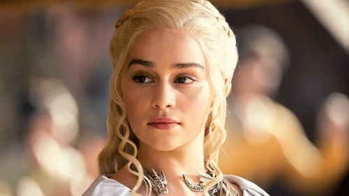 Emilia Clarke diz que teve crise com final de Game of Thrones: "Indignada"