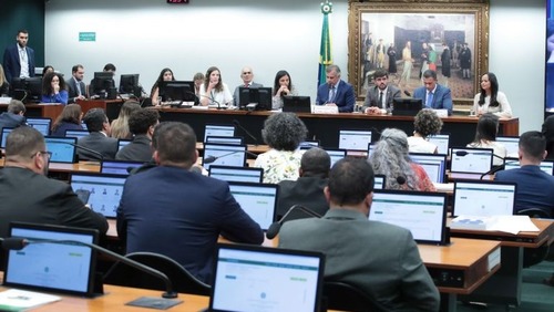 Deputados votam redução da maioridade penal em comissão