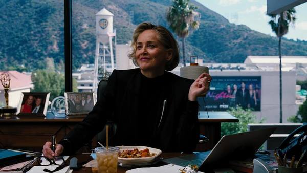 Sharon Stone diz que pediu divórcio após marido reprovar dupla mastectomia