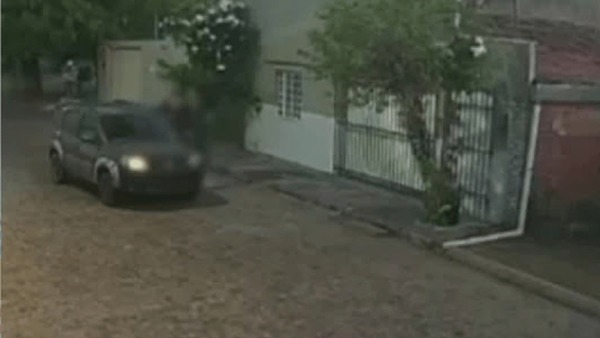 Adolescentes pulam de carro em movimento para fugir de sequestro no Piauí